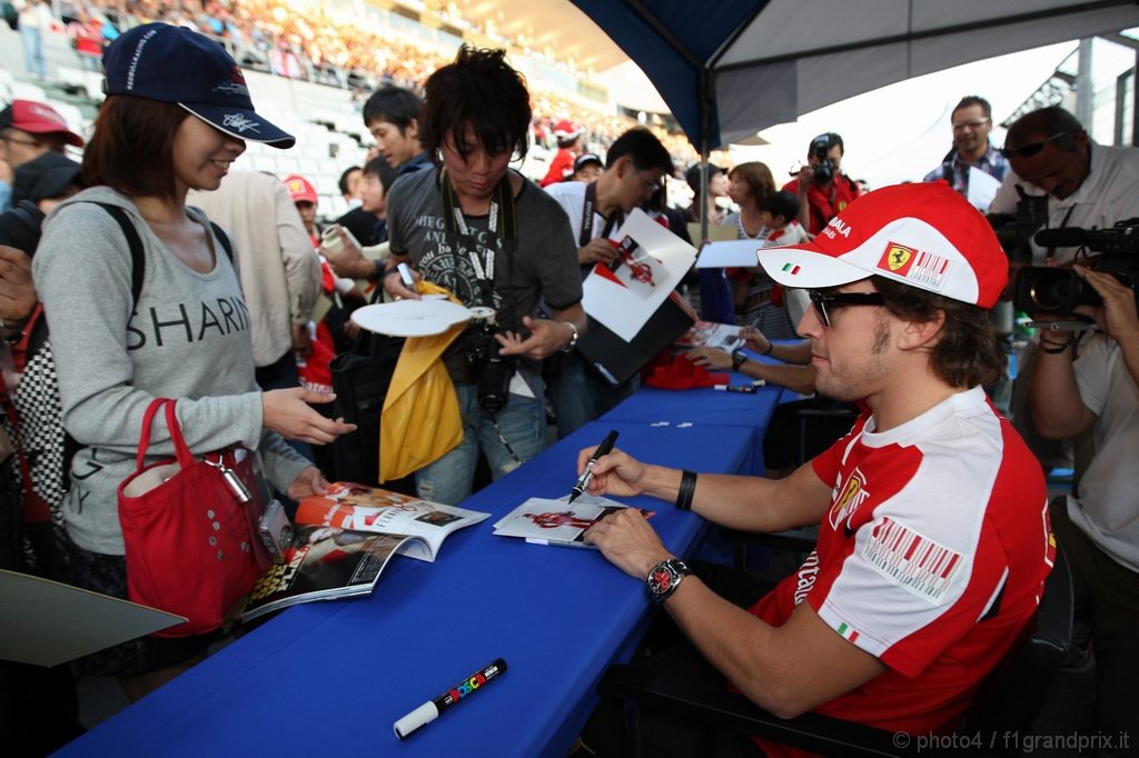 GP Giappone, Giovedi', Autograph session, Fernando Alonso (ESP), Ferrari, F10