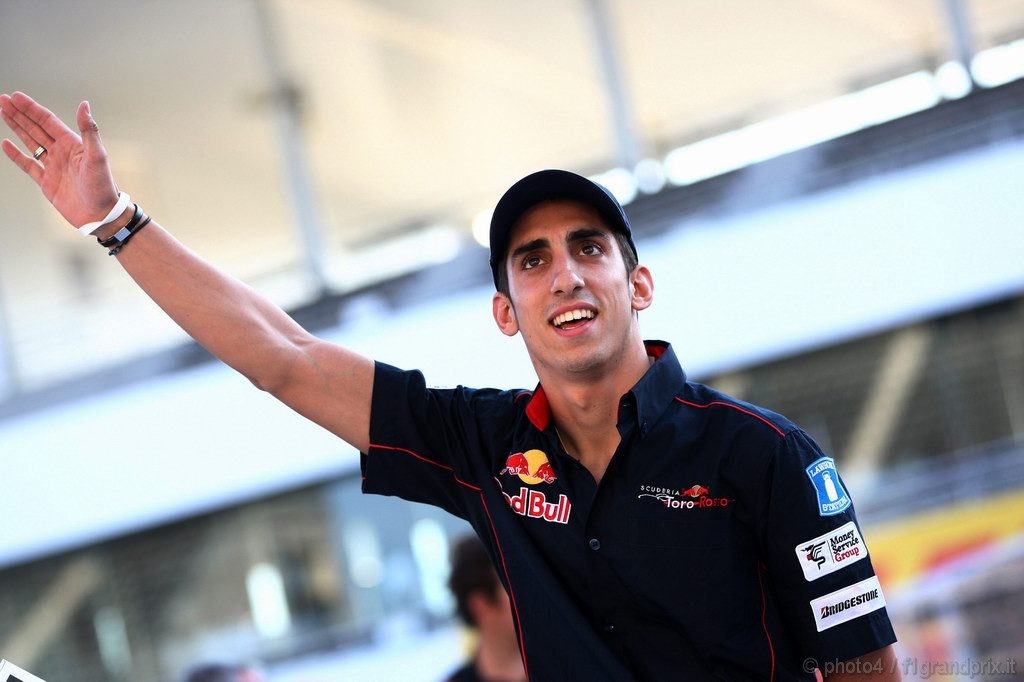 GP Giappone, Giovedi', Autograph session, Sébastien Buemi (SUI), Scuderia Toro Rosso, STR5 