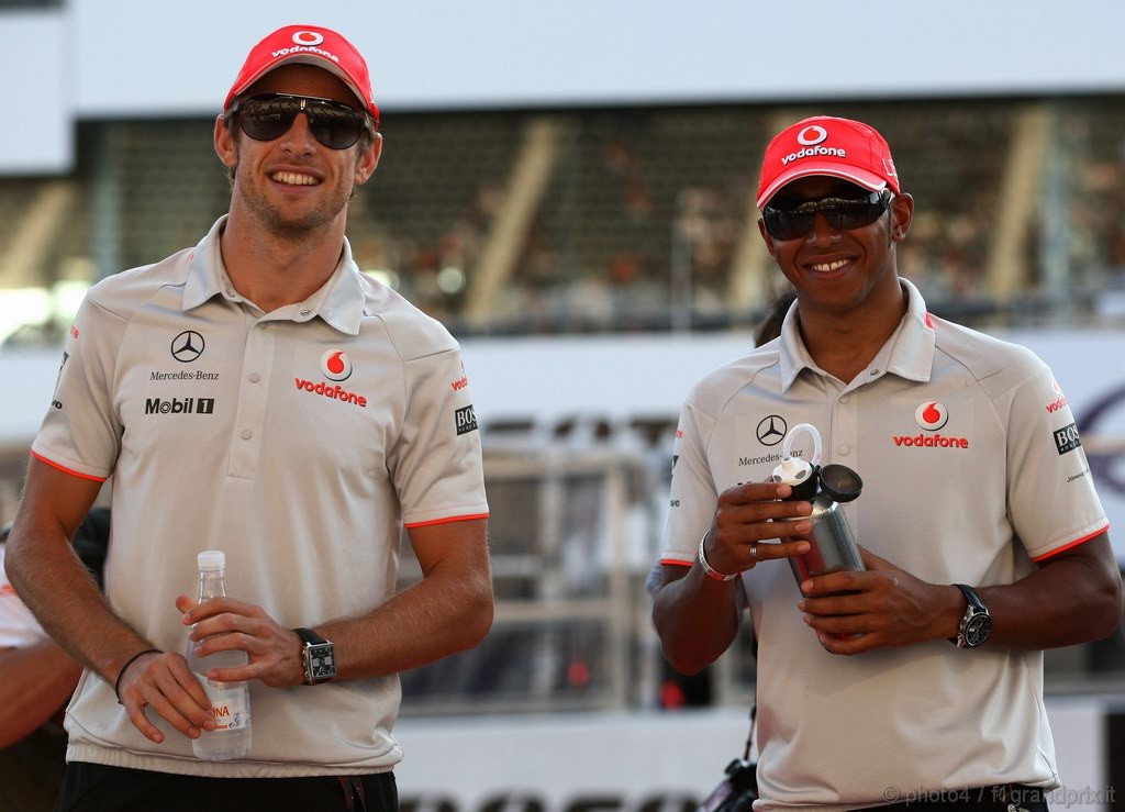 GP Giappone, Giovedi', Autograph session, Jenson Button (GBR), McLaren Mercedes, MP4-25 e Lewis Hamilton (GBR), McLaren Mercedes, MP4-25