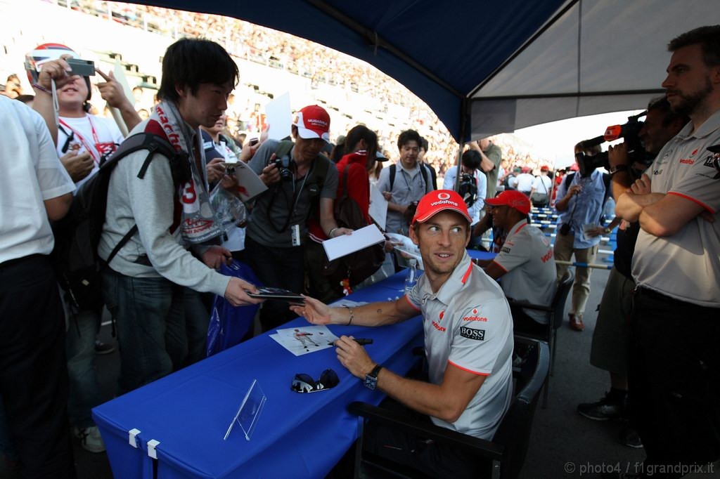 GP Giappone, Giovedi', Autograph session, Jenson Button (GBR), McLaren  Mercedes, MP4-25 