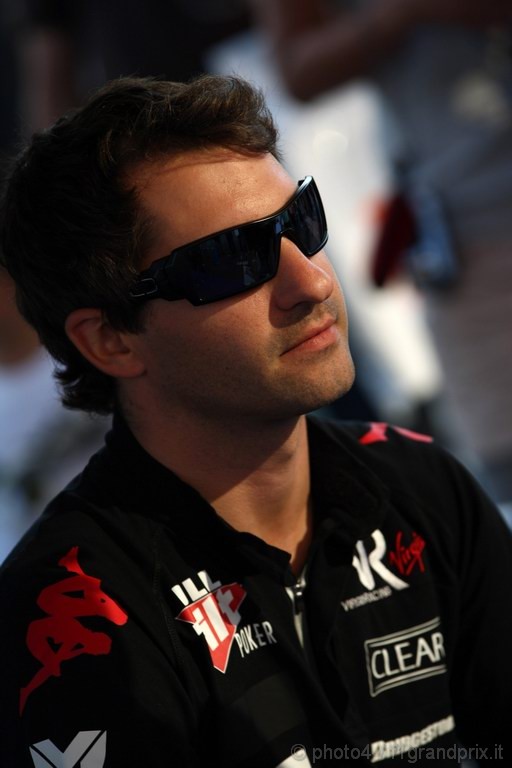 GP Giappone, Giovedi', Autograph session, Timo Glock (GER), Virgin Racing, VR-01  