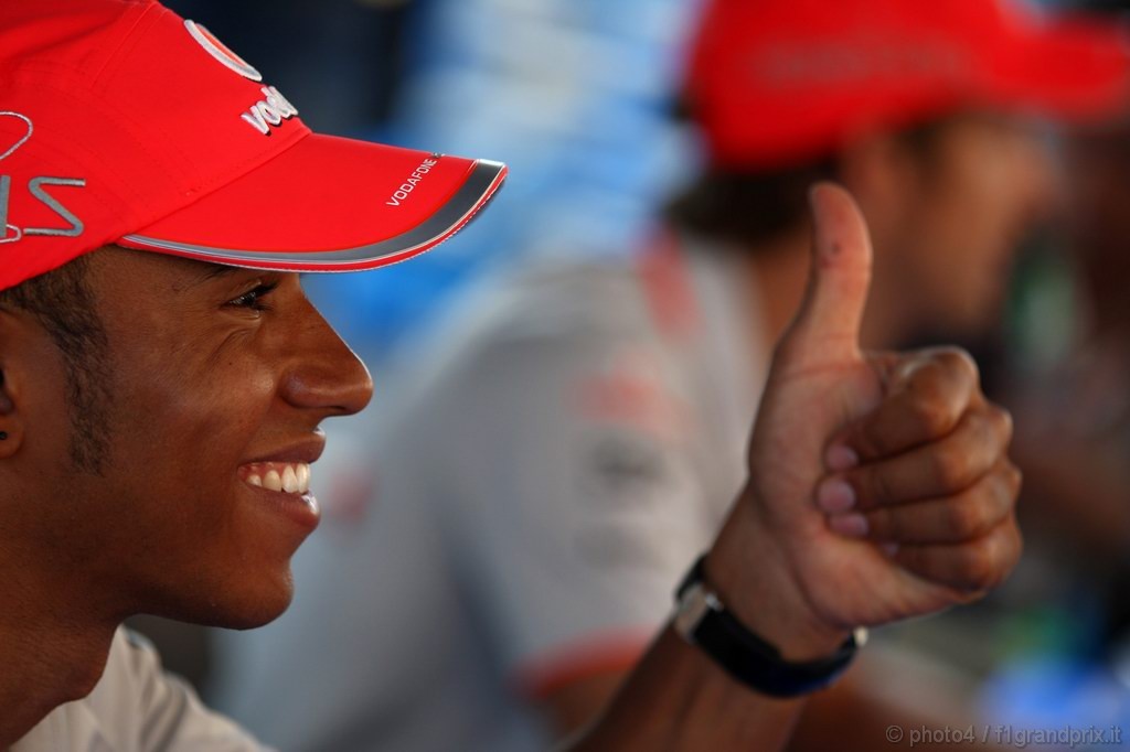 GP Giappone, Giovedi', Autograph session, Lewis Hamilton (GBR), McLaren Mercedes, MP4-25