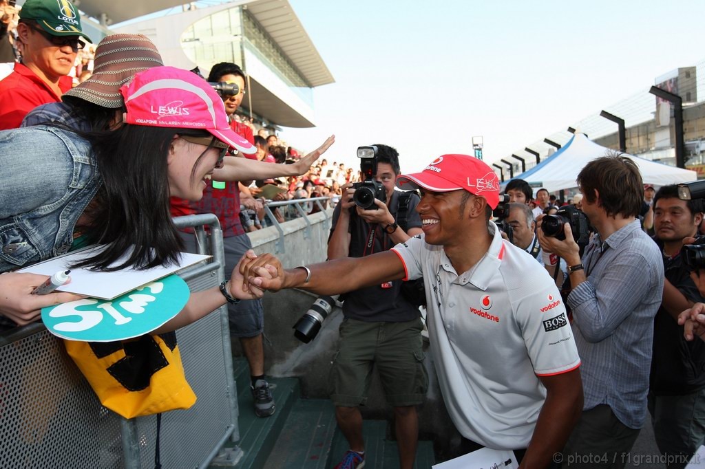 GP Giappone, Giovedi', Autograph session, Lewis Hamilton (GBR), McLaren  Mercedes, MP4-25 