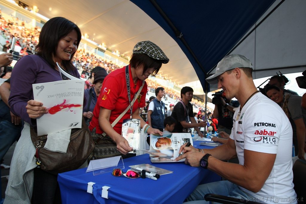 GP Giappone, Giovedi', Autograph session, Michael Schumacher (GER), Mercedes GP  F1 Team, MGP W01 