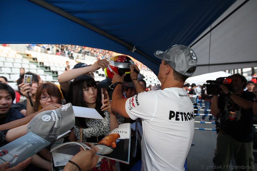 GP Giappone, Giovedi', Autograph session, Michael Schumacher (GER), Mercedes GP  F1 Team, MGP W01 