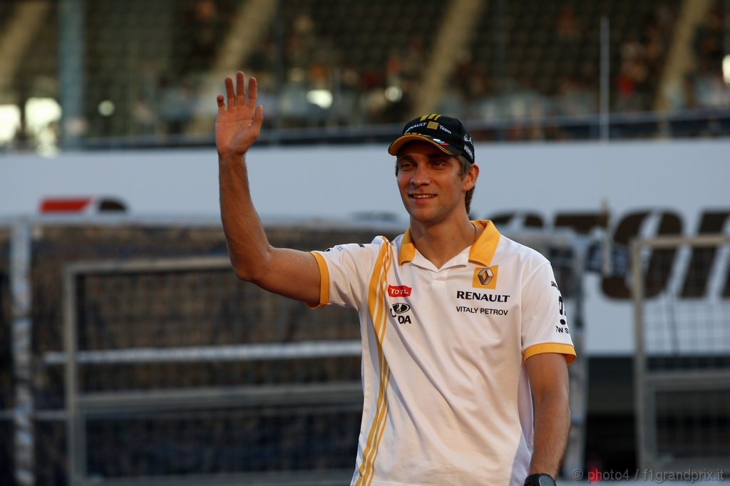 GP Giappone, Giovedi', Autograph session, Vitaly Petrov (RUS), Renault F1 Team, R30