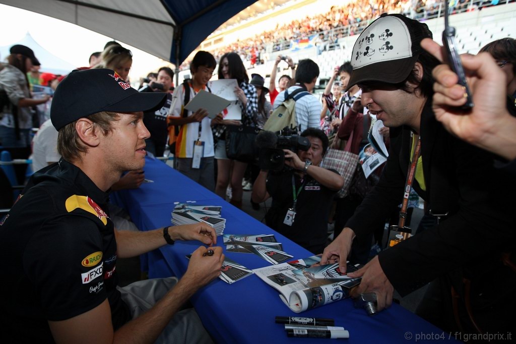 GP Giappone, Giovedi', Autograph session, Sebastian Vettel (GER), Red Bull Racing, RB6