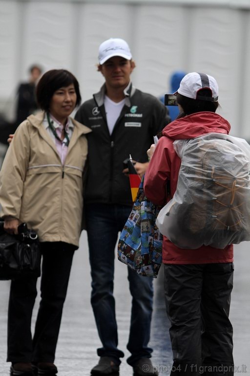 GP Giappone, Saturday, Fans e Nico Rosberg (GER), Mercedes GP F1 Team, MGP W01 