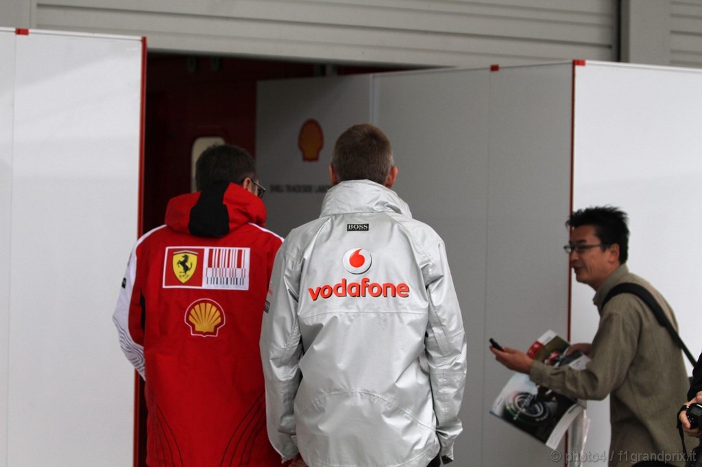 GP Giappone, Saturday, Stefano Domenicali (ITA), Head of the Gestione Sportiva e Martin Whitmarsh (GBR), Chief Executive Officer Mclaren 