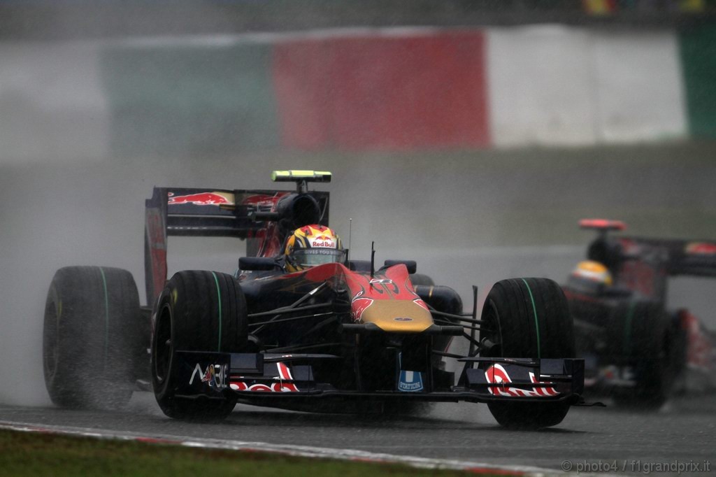 GP Giappone, Prove Libere 3, Sabato, Jaime Alguersuari (SPA), Scuderia Toro Rosso, STR5 davanti a Sébastien Buemi (SUI), Scuderia Toro Rosso, STR5