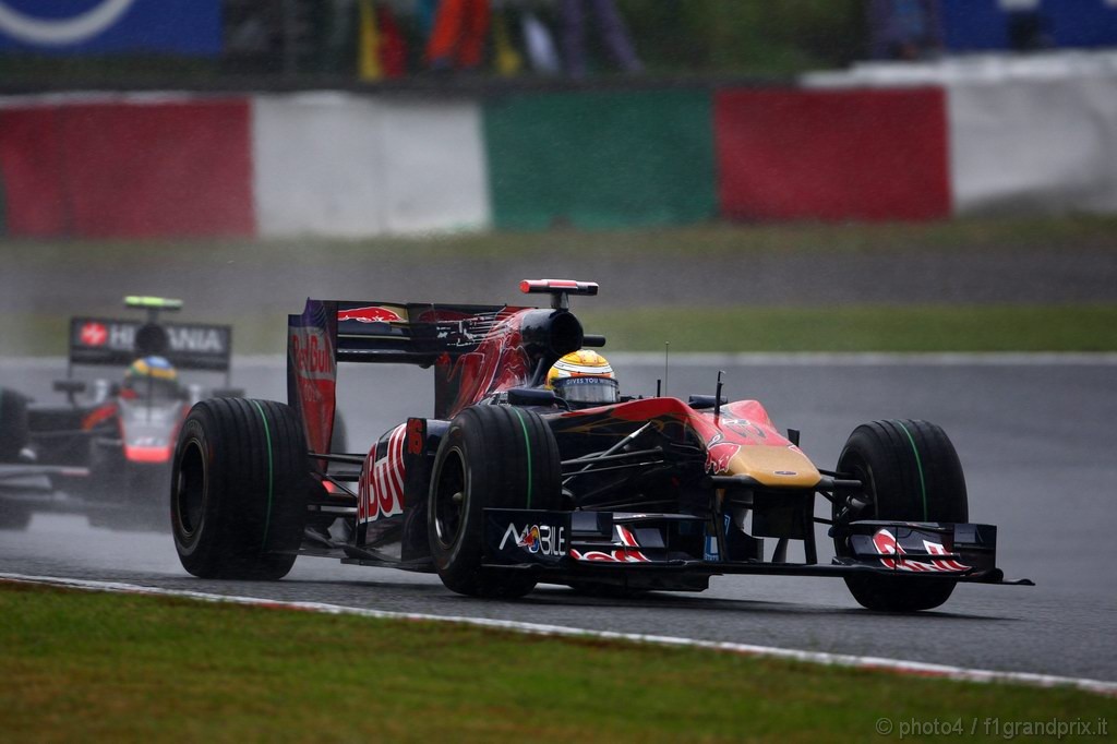 GP Giappone, Prove Libere 3, Sabato, Sébastien Buemi (SUI), Scuderia Toro Rosso, STR5 davanti a Bruno Senna (BRA), Hispania Racing F1 Team (HRT), F110 