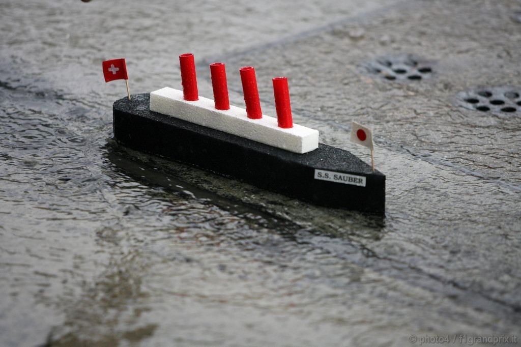 GP Giappone, Saturday, A boat in the pit lane