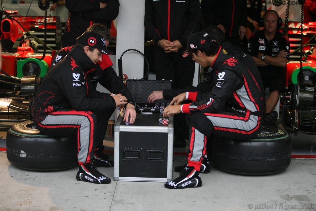 GP Giappone, Saturday, Timo Glock (GER), Virgin Racing, VR-01  e Lucas Di Grassi (BRA), Virgin Racing, VR-01 