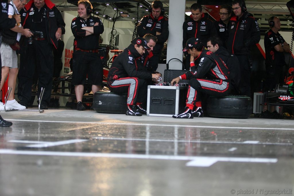 GP Giappone, Saturday, Timo Glock (GER), Virgin Racing, VR-01  e Lucas Di Grassi (BRA), Virgin Racing, VR-01 play pocker while waiting the qualifying