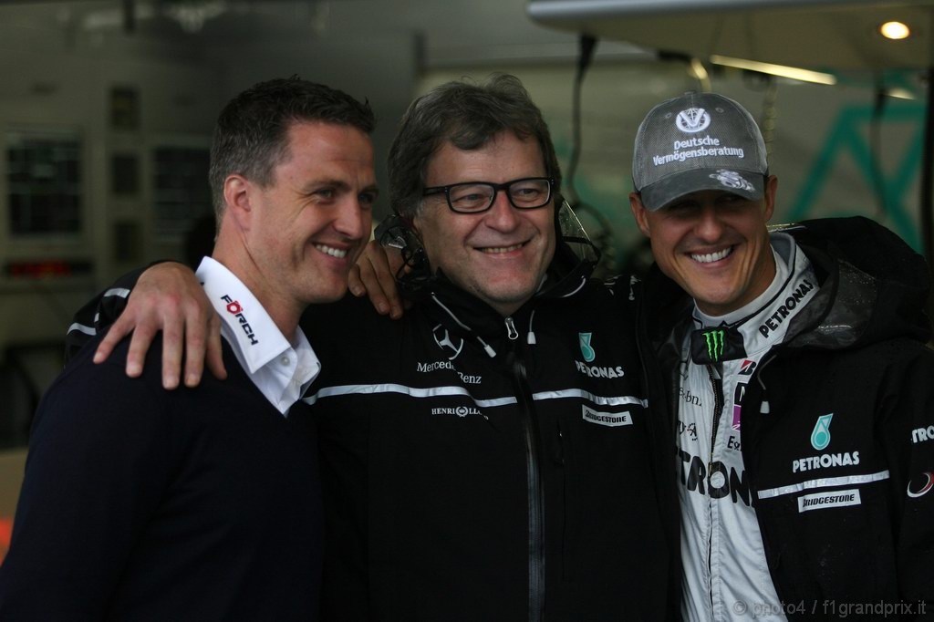 GP Giappone, Saturday, Ralf Schumacher (GER), DTM, Norbert Haug (GER), Motorsport chief  e Michael Schumacher (GER), Mercedes GP  F1 Team, MGP W01 