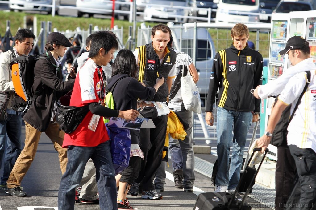 GP Giappone, Domenica, Robert Kubica (POL), Renault F1 Team, R30 e Vitaly Petrov (RUS), Renault F1 Team, R30 