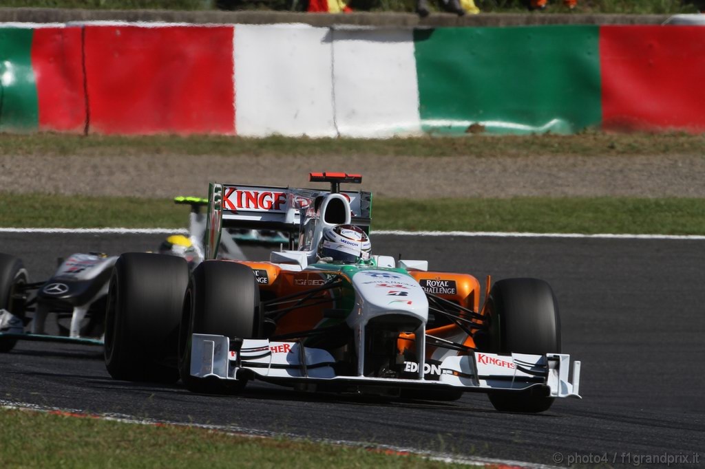 GP Giappone, Domenica, Qualifiche, Adrian Sutil (GER), Force India F1 Team, VJM03 e Nico Rosberg (GER), Mercedes GP F1 Team, MGP W01 