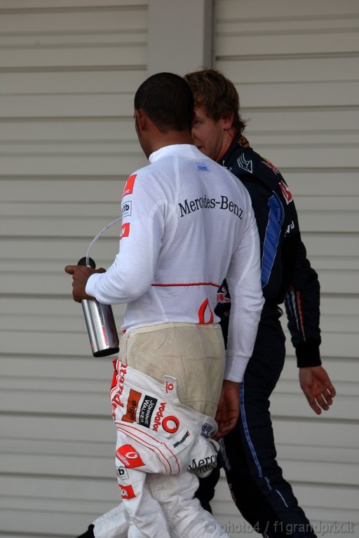 GP Giappone, Domenica, Qualifiche, Lewis Hamilton (GBR), McLaren Mercedes, MP4-25 e Sebastian Vettel (GER), Red Bull Racing, RB6