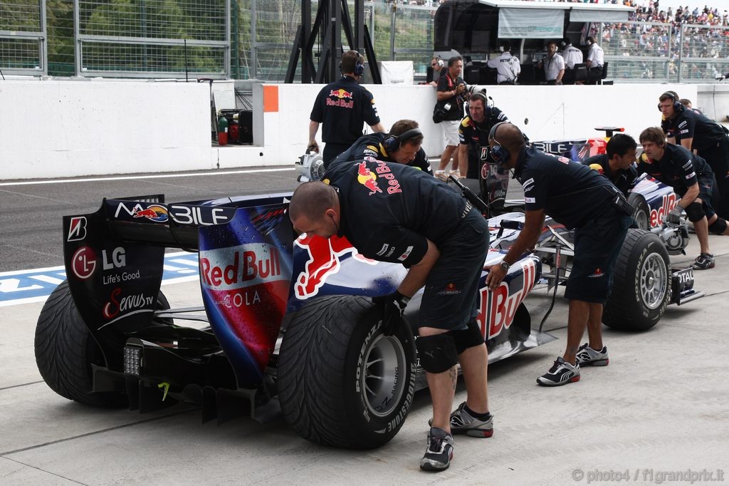 GP Giappone, Prove Libere 1, Venerdi', Mark Webber (AUS), Red Bull Racing, RB6