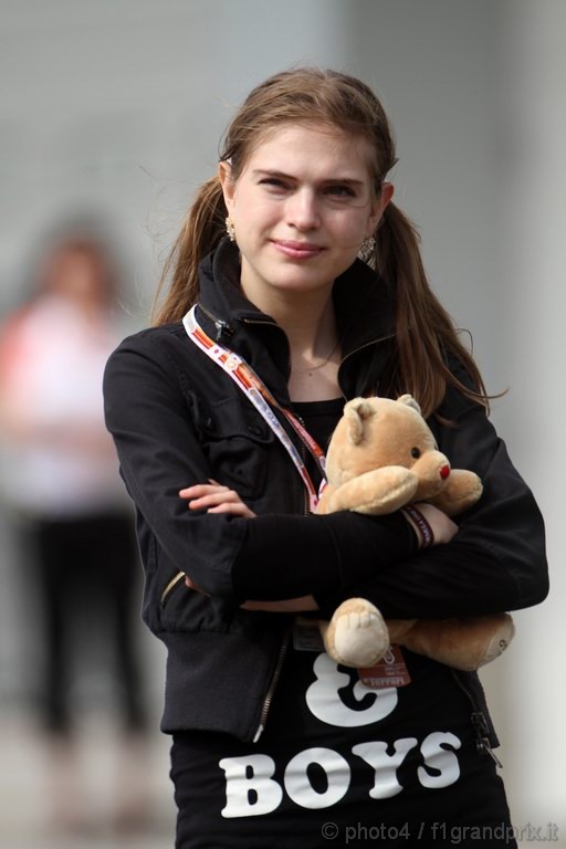 GP Giappone, Venerdi', ragazza nel paddock 
