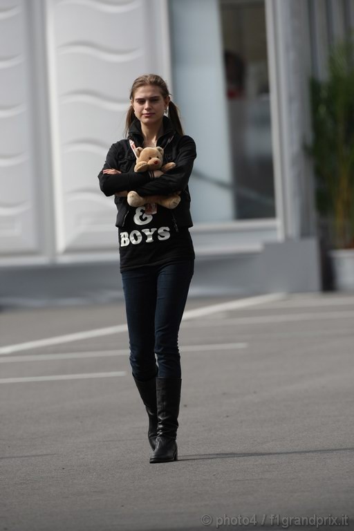 GP Giappone, Prove Libere 2, Venerdi', ragazza nel paddock 