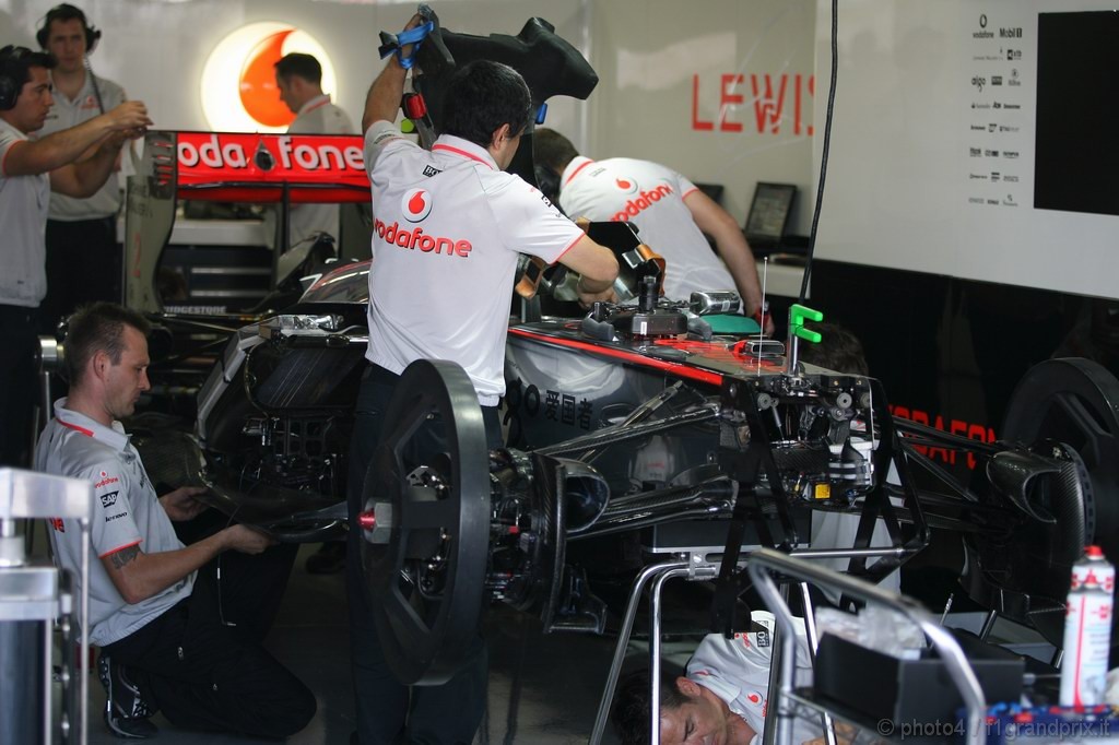 GP Giappone, Prove Libere 2, Venerdi', Mechanics Mclaren Mercedes work on the car