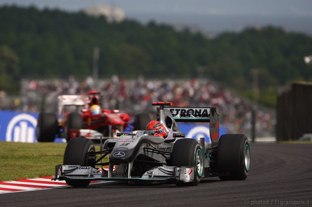 GP Giappone, Prove Libere 2, Venerdi', Michael Schumacher (GER), Mercedes GP  F1 Team, MGP W01 davanti a Felipe Massa (BRA), Ferrari, F10 