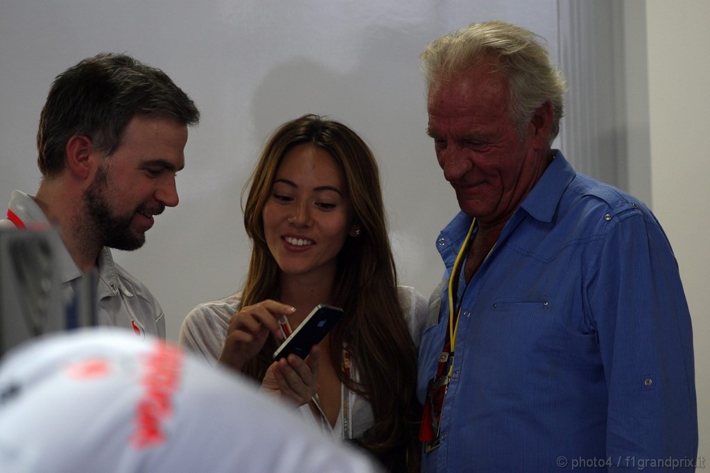GP Giappone, Venerdi', Jessica Michibata (GBR), girfriend of Jenson Button (GBR) e John Button (GBR), father of Jenson Button (GBR) 
