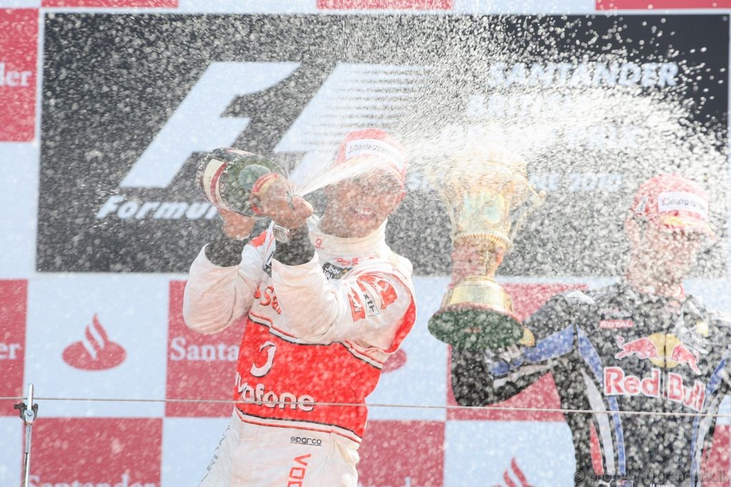 GP Gran Bretagna, Gara, Lewis Hamilton (GBR), McLaren  Mercedes, MP4-25 secondo e Mark Webber (AUS), Red Bull Racing, RB6 vincitore 