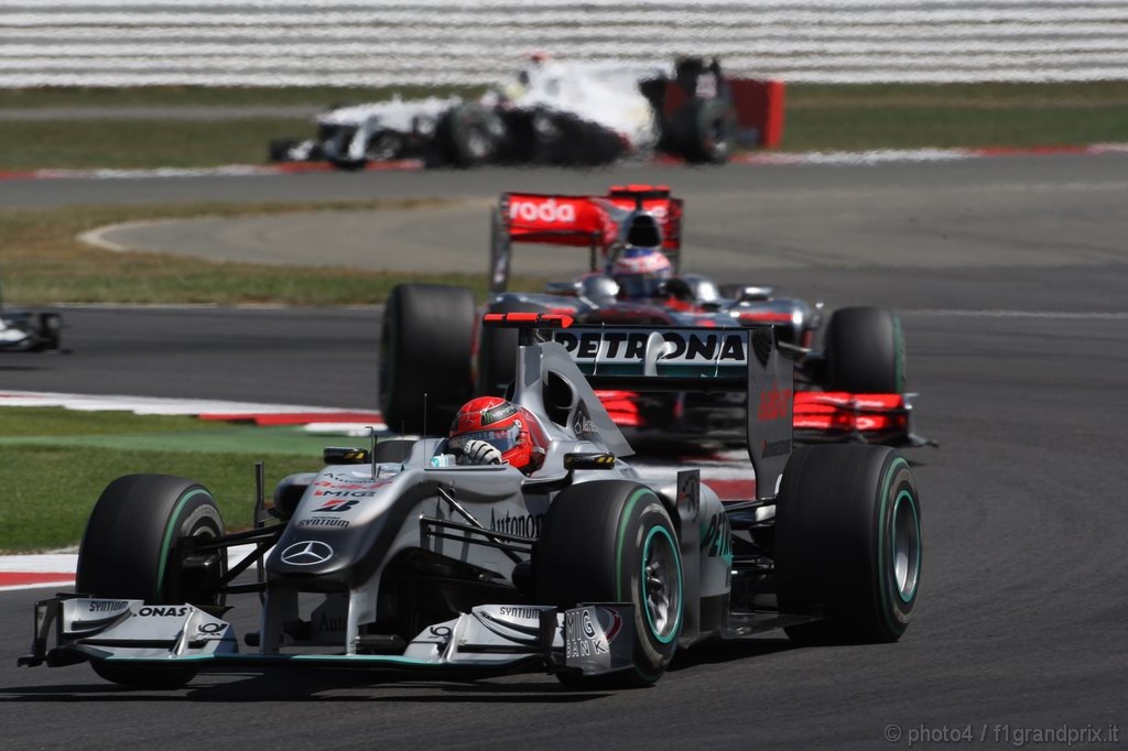 GP Gran Bretagna, Gara, Michael Schumacher (GER), Mercedes GP  F1 Team, MGP W01 davanti a Jenson Button (GBR), McLaren  Mercedes, MP4-25 