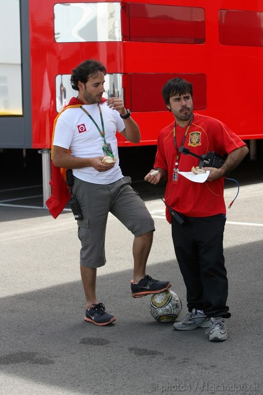 GP Gran Bretagna, Giovedi', Members of the Spanish tv celebrate classification of Spain for the final of World Cup Football