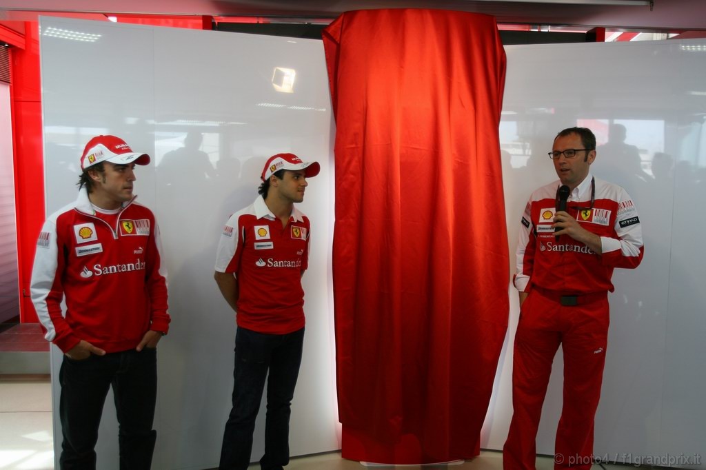 GP Gran Bretagna, Giovedi', Fernando Alonso (ESP), Ferrari, F10, Felipe Massa (BRA), Ferrari, F10 e Stefano Domenicali (ITA), Head of the Gestione Sportiva with the new Scuderia Ferrar logo