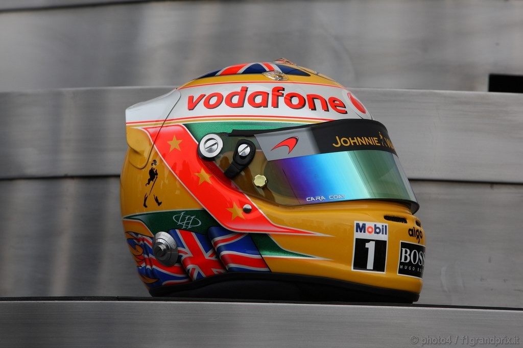 GP Gran Bretagna, Giovedi', The new helmet of Lewis Hamilton (GBR), McLaren  Mercedes, MP4-25 