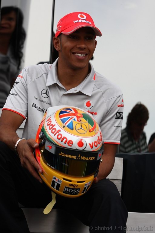 GP Gran Bretagna, Giovedi', Lewis Hamilton (GBR), McLaren  Mercedes, MP4-25 with his new helmet