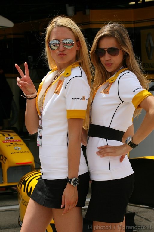 GP Gran Bretagna, Qualifiche, ragazze nel paddock 