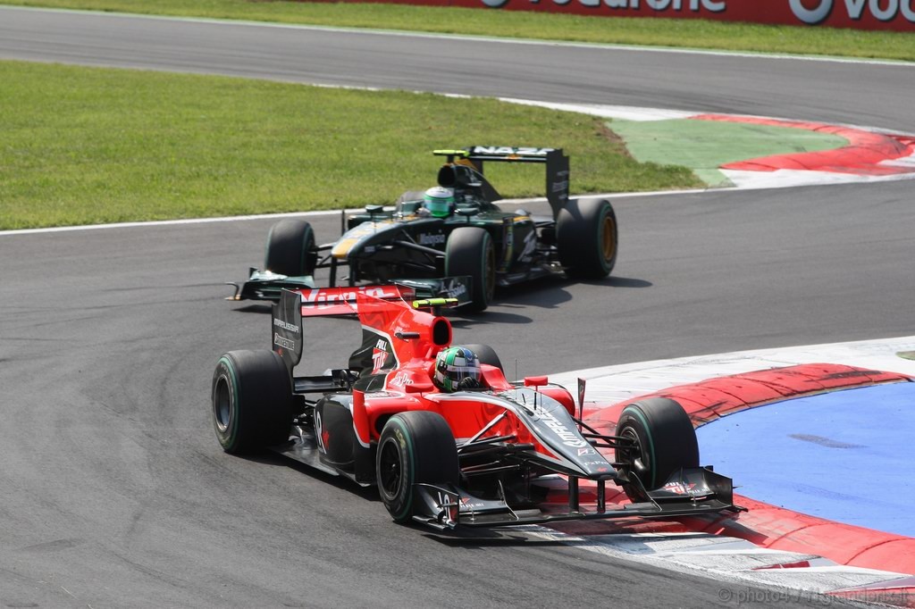 GP Italia, Gara, Lucas Di Grassi (BRA), Virgin Racing, VR-01 davanti a Heikki Kovalainen (FIN), Lotus Racing, T127 