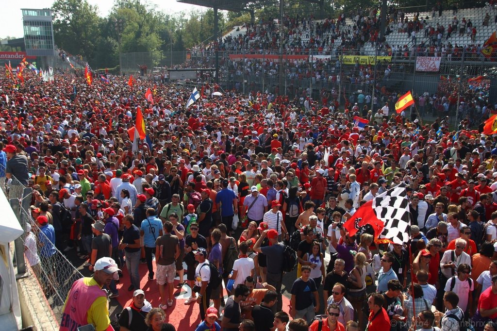 GP Italia, Gara, Fans in the track after the race