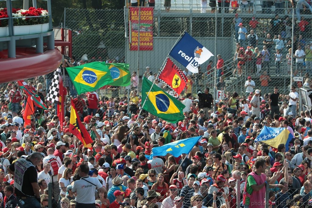 GP Italia, Gara, Fans in the track after the race