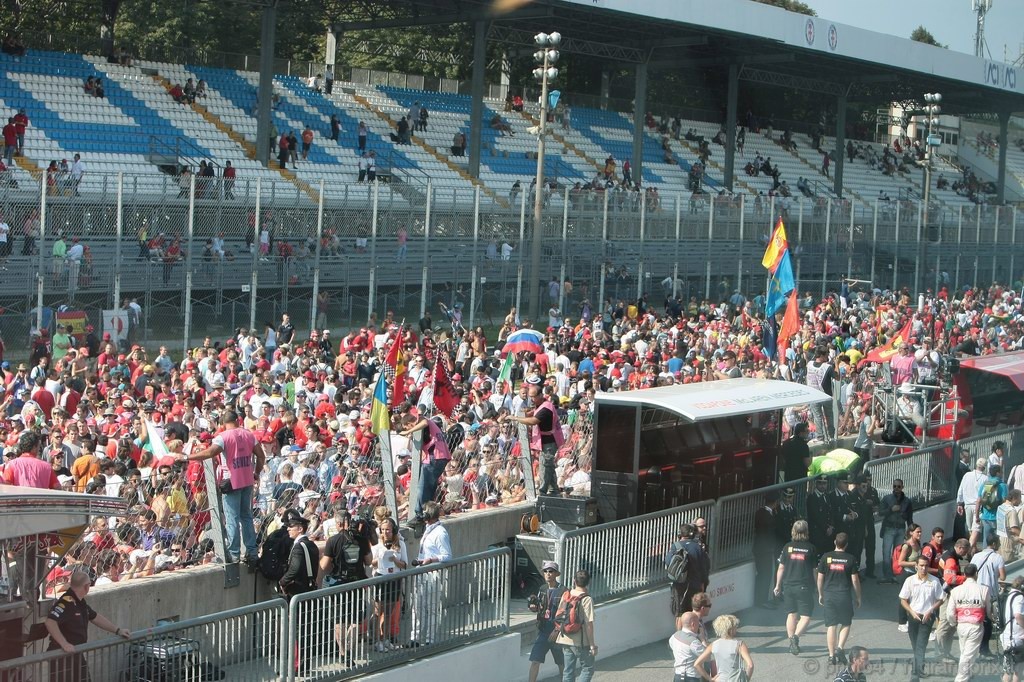 GP Italia, Gara, Fans in the track after the race