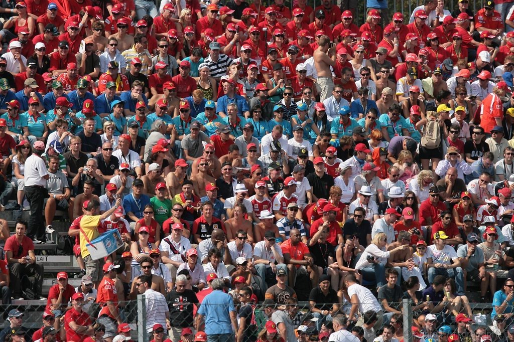 GP Italia, Gara, Fans in the track after the race