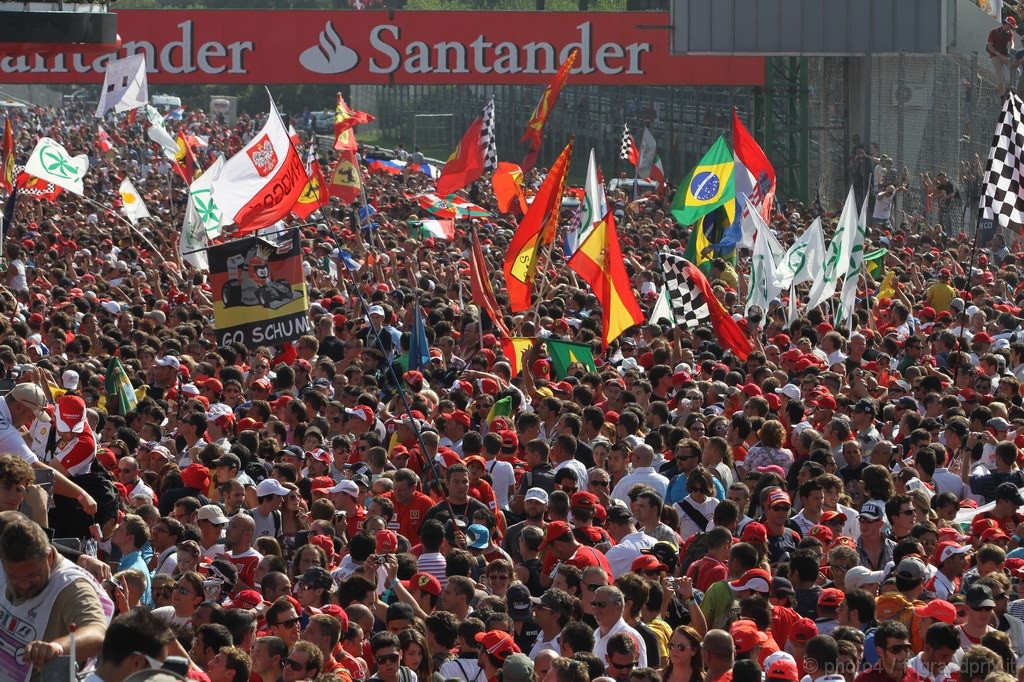 GP Italia, Gara, Fans in the track after the race
