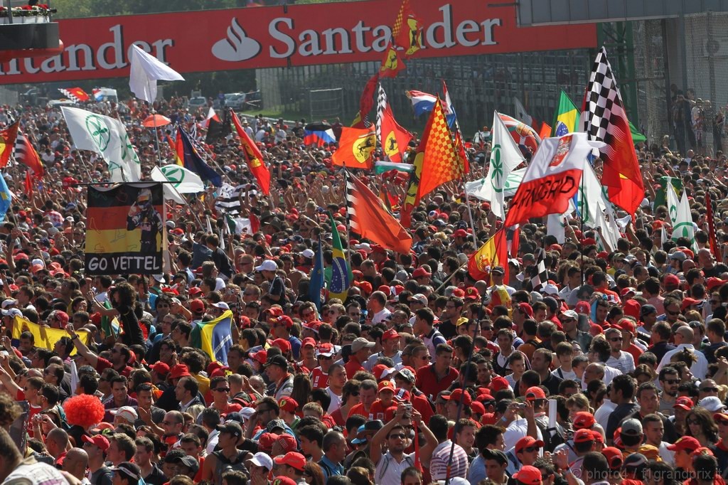 GP Italia, Gara, Fans in the track after the race