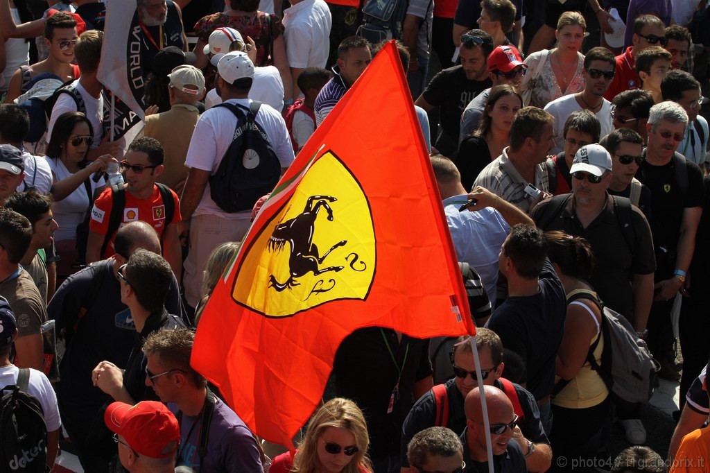 GP Italia, Gara, Fans in the track after the race