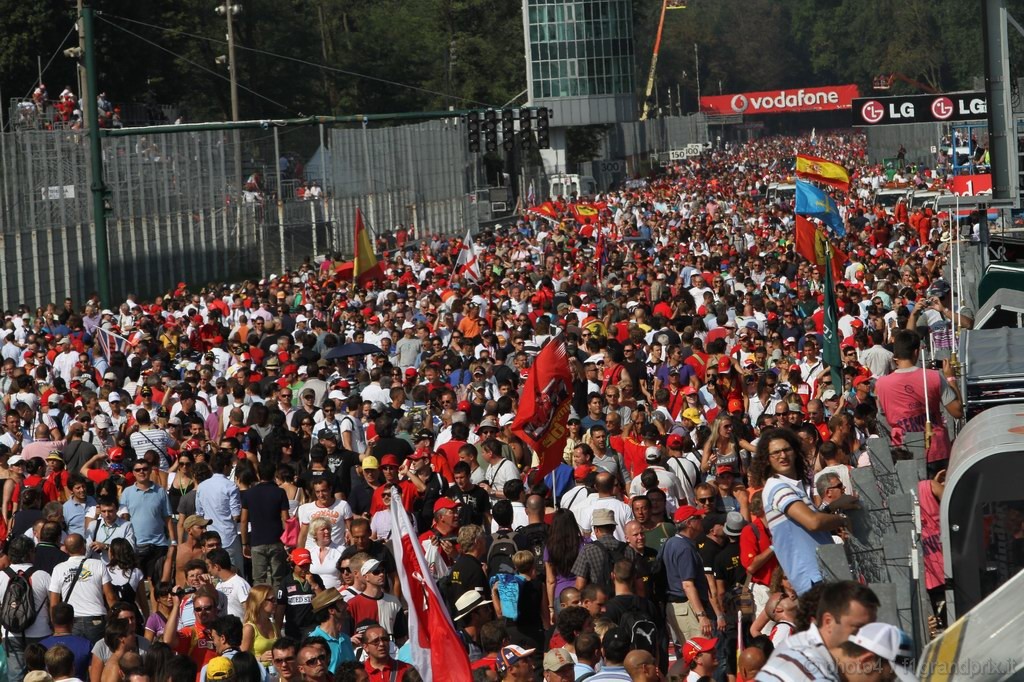 GP Italia, Gara, Fans in the track after the race