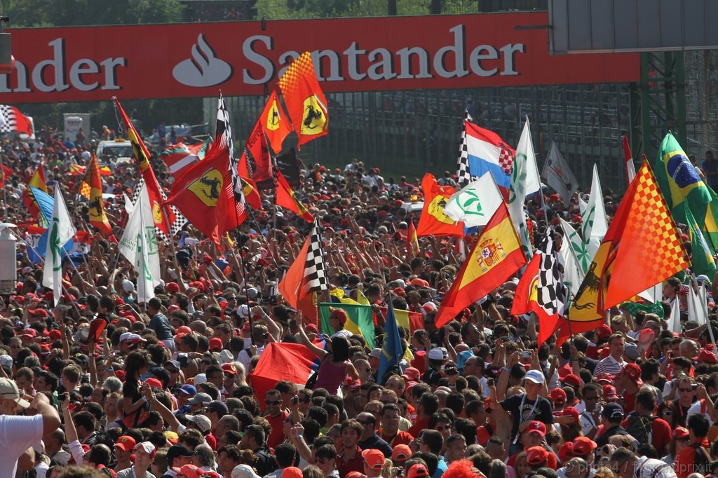 GP Italia, Gara, Fans in the track after the race