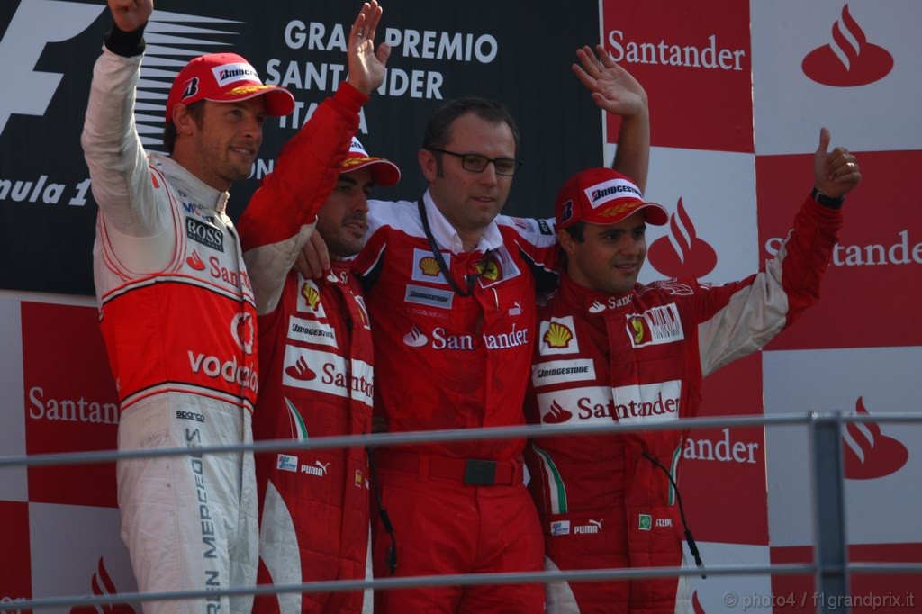 GP Italia, Gara, Fernando Alonso (ESP), Ferrari, F10 vincitore, Jenson Button (GBR), McLaren Mercedes, MP4-25 secondo, Felipe Massa (BRA), Ferrari, F10 terzo e Stefano Domenicali (ITA), Head of the Gestione Sportiva