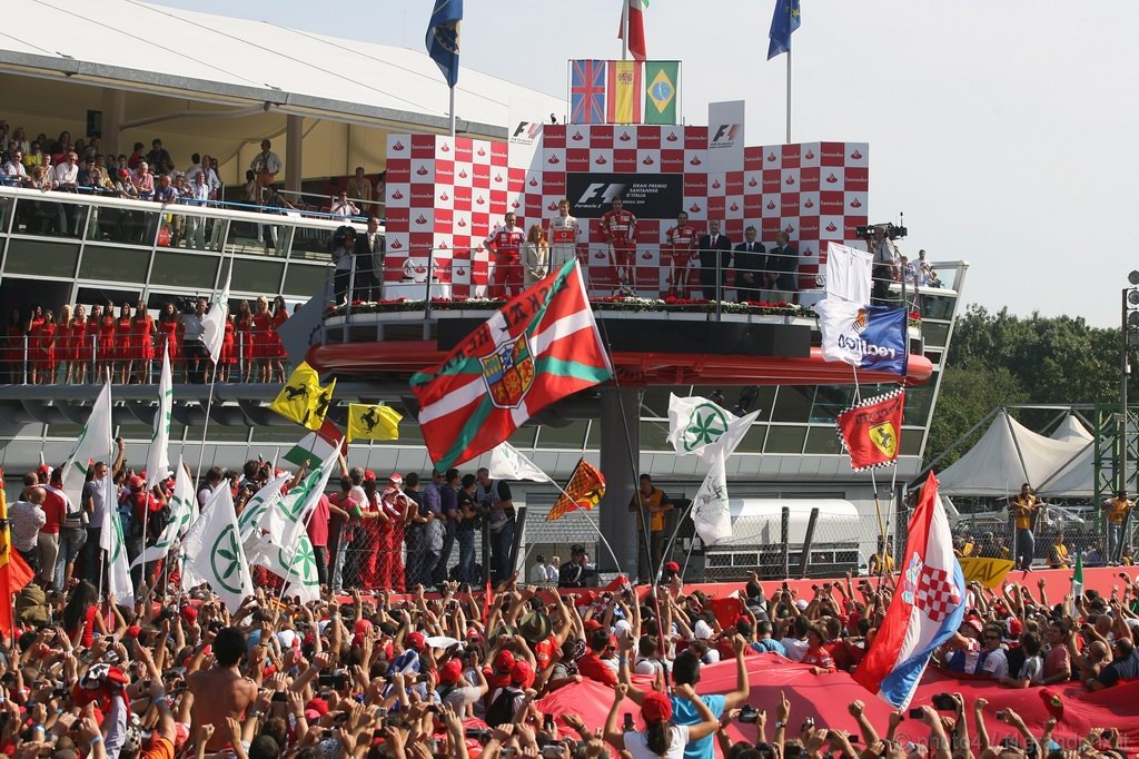 GP Italia, Gara, Fernando Alonso (ESP), Ferrari, F10 vincitore, Jenson Button (GBR), McLaren  Mercedes, MP4-25 secondo, Felipe Massa (BRA), Ferrari, F10 terzo e Stefano Domenicali (ITA), Head of the Gestione Sportiva 