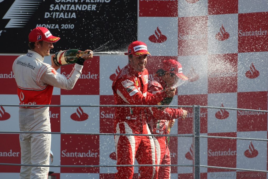 GP Italia, Gara, Fernando Alonso (ESP), Ferrari, F10 vincitore, Jenson Button (GBR), McLaren Mercedes, MP4-25 secondo, Felipe Massa (BRA), Ferrari, F10 terzo e Stefano Domenicali (ITA), Head of the Gestione Sportiva