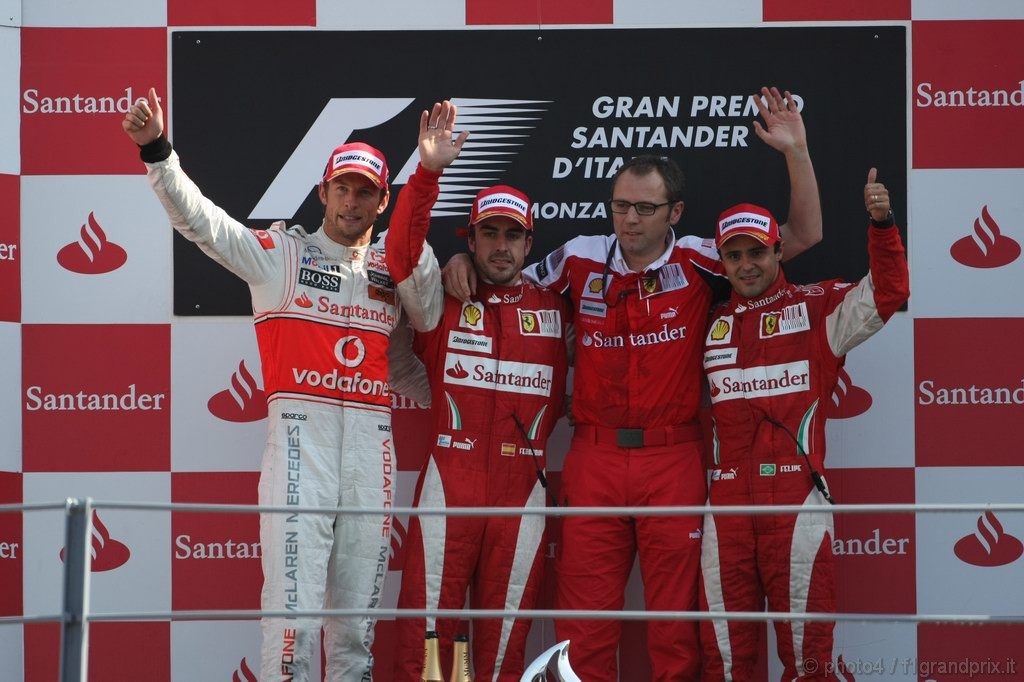 GP Italia, Gara, Fernando Alonso (ESP), Ferrari, F10 vincitore, Jenson Button (GBR), McLaren  Mercedes, MP4-25 secondo, Felipe Massa (BRA), Ferrari, F10 terzo e Stefano Domenicali (ITA), Head of the Gestione Sportiva 