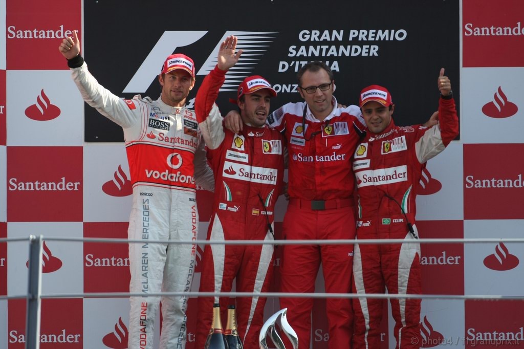 GP Italia, Gara, Fernando Alonso (ESP), Ferrari, F10 vincitore, Jenson Button (GBR), McLaren  Mercedes, MP4-25 secondo, Felipe Massa (BRA), Ferrari, F10 terzo e Stefano Domenicali (ITA), Head of the Gestione Sportiva 